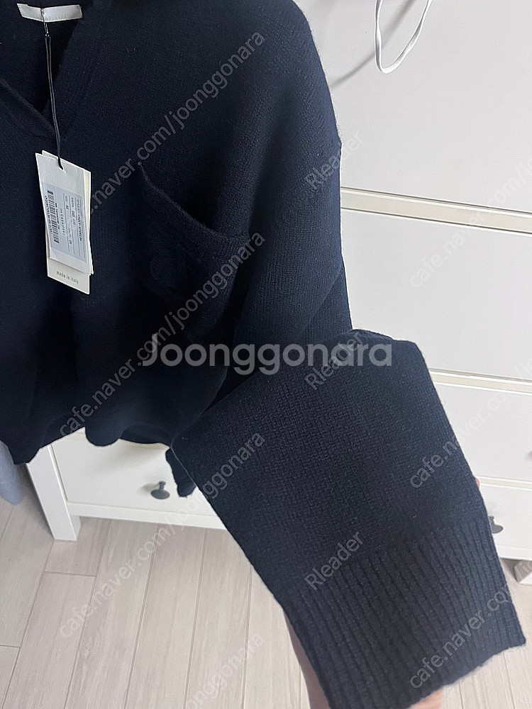 더캐시미어 오픈 칼라 니트탑--4