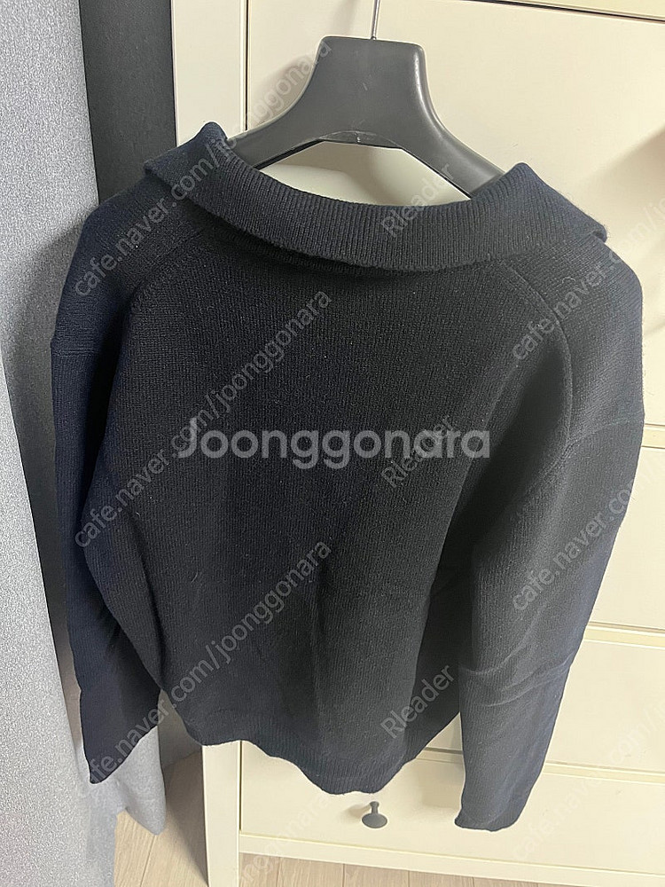 더캐시미어 오픈 칼라 니트탑--5