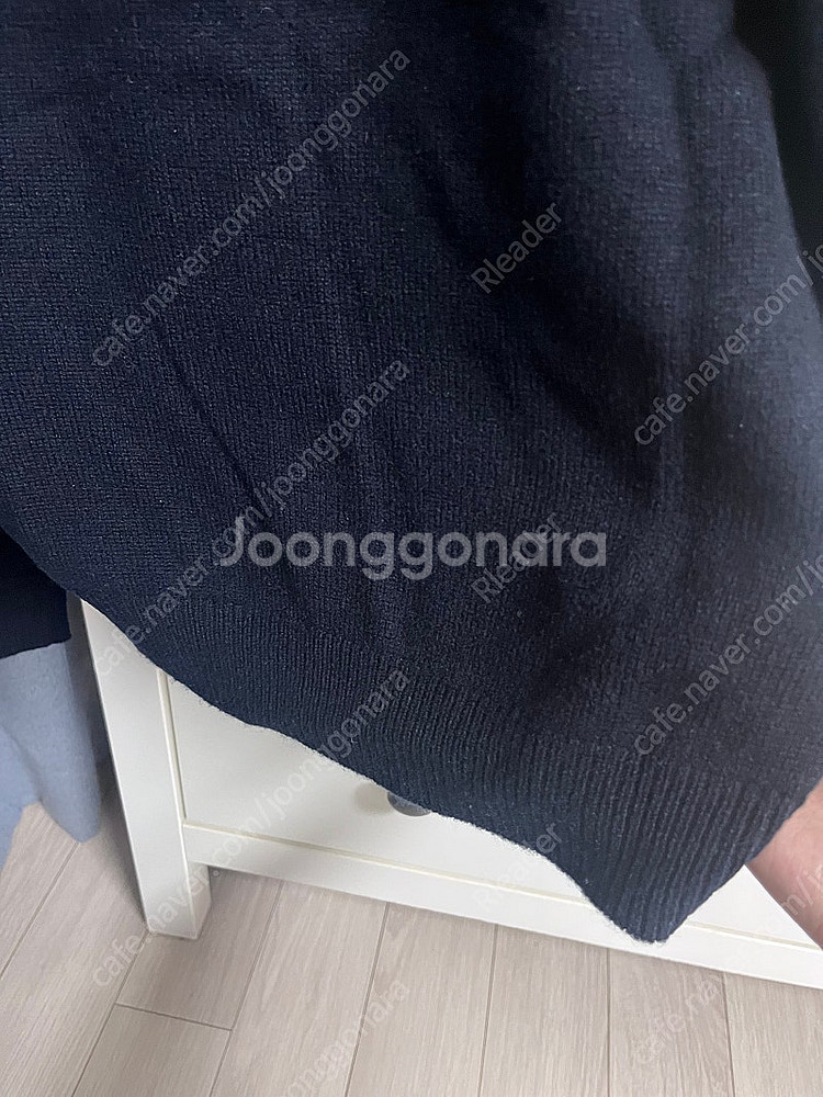 더캐시미어 오픈 칼라 니트탑--6