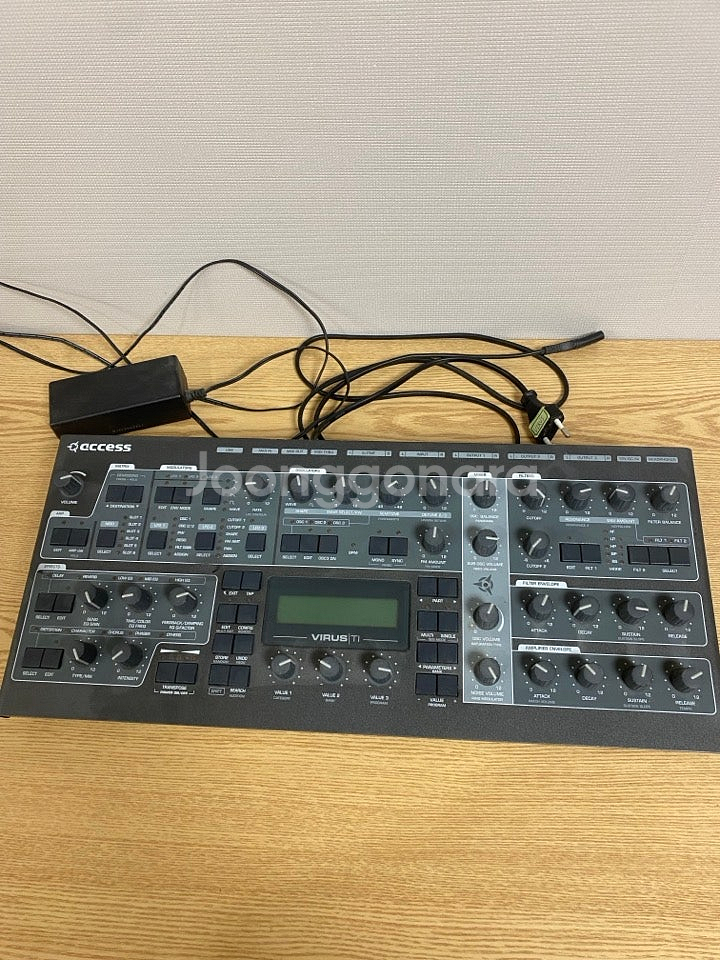 Virus Ti2 Desktop 신디사이저 판매합니다.--1