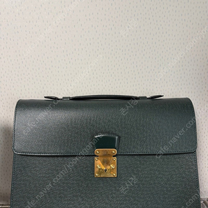 루이비통 타이가 세르비에 코라드 브리프케이스(Louis Vuitton Serviette Kourad Briefcase)