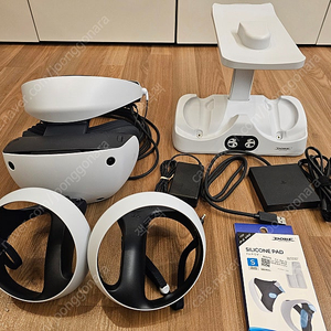 PSVR2 + PC 어댑터 + 충전독 + 컨트롤러 실리콘 패드 팝니다