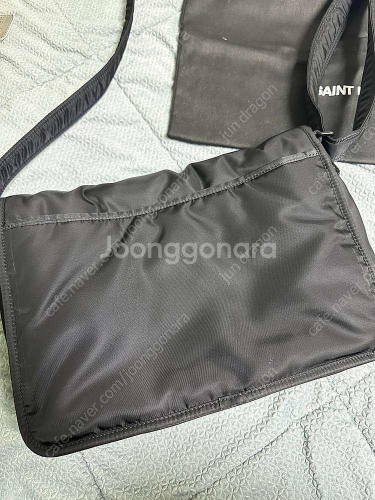 부산직거래가능)생로랑 니키 메신저백 상태AA급 작년2월...--2