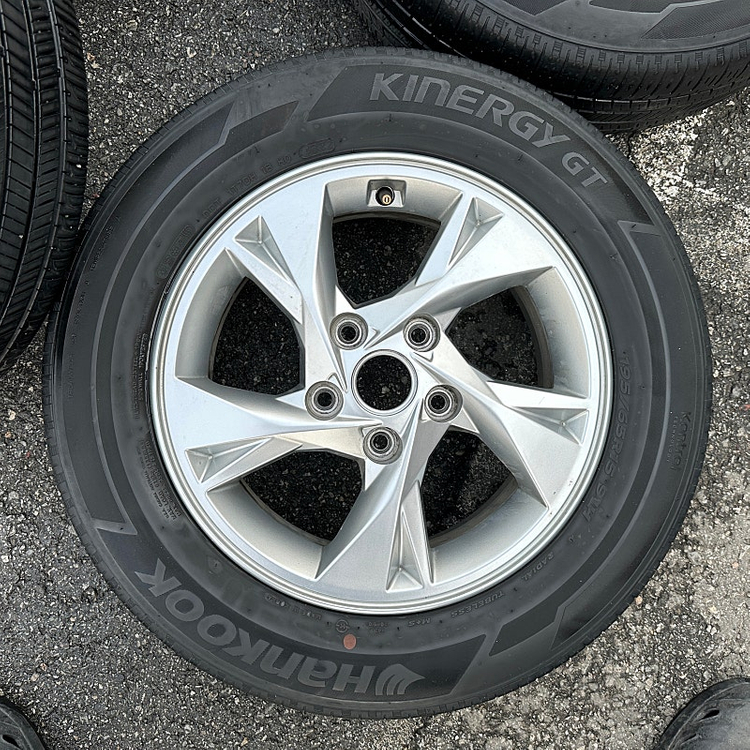 아반떼 CN7 15인치 중고 휠타이어 세트 팔아요 195 65 15 이미지