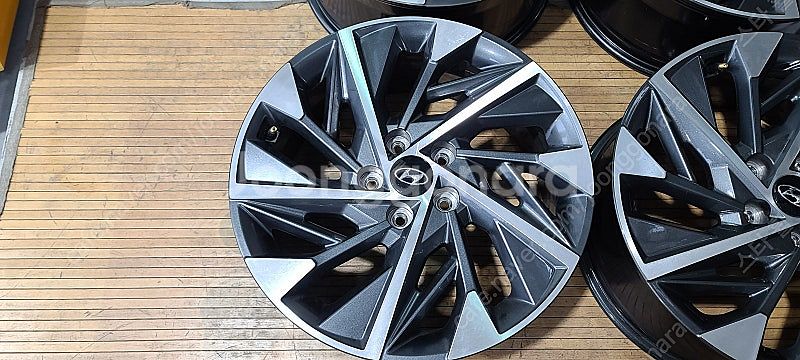 투싼 nx4 18인치 순정휠 대품판매20만원--1