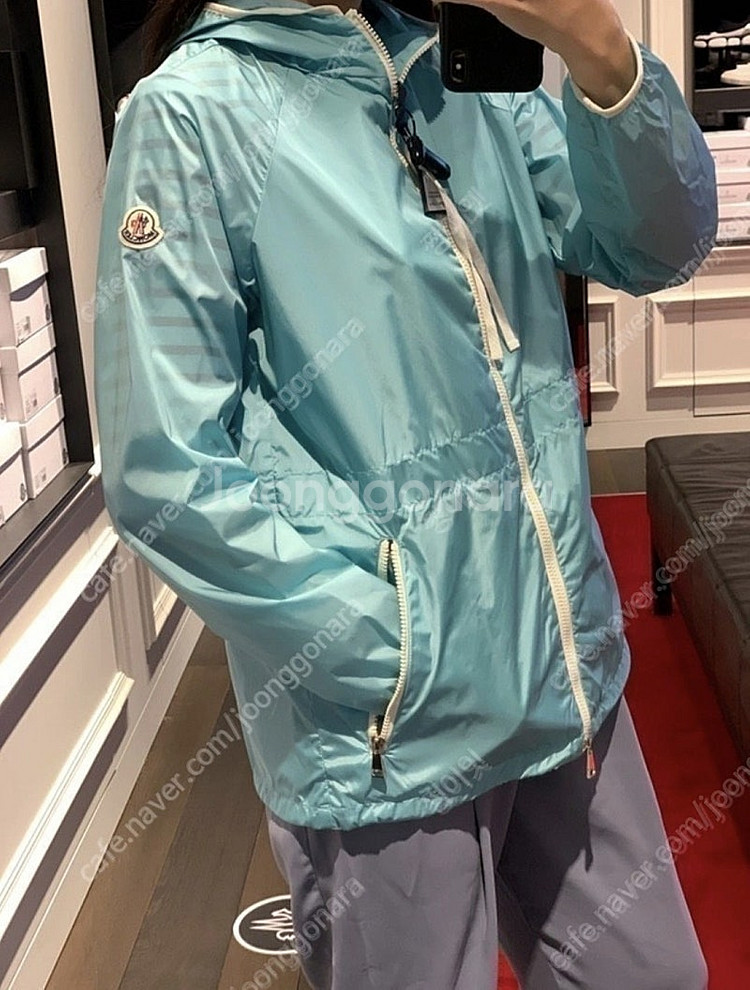 새상품) 몽클레어 여성 바람막이 eau 하늘색 1사이즈...--2