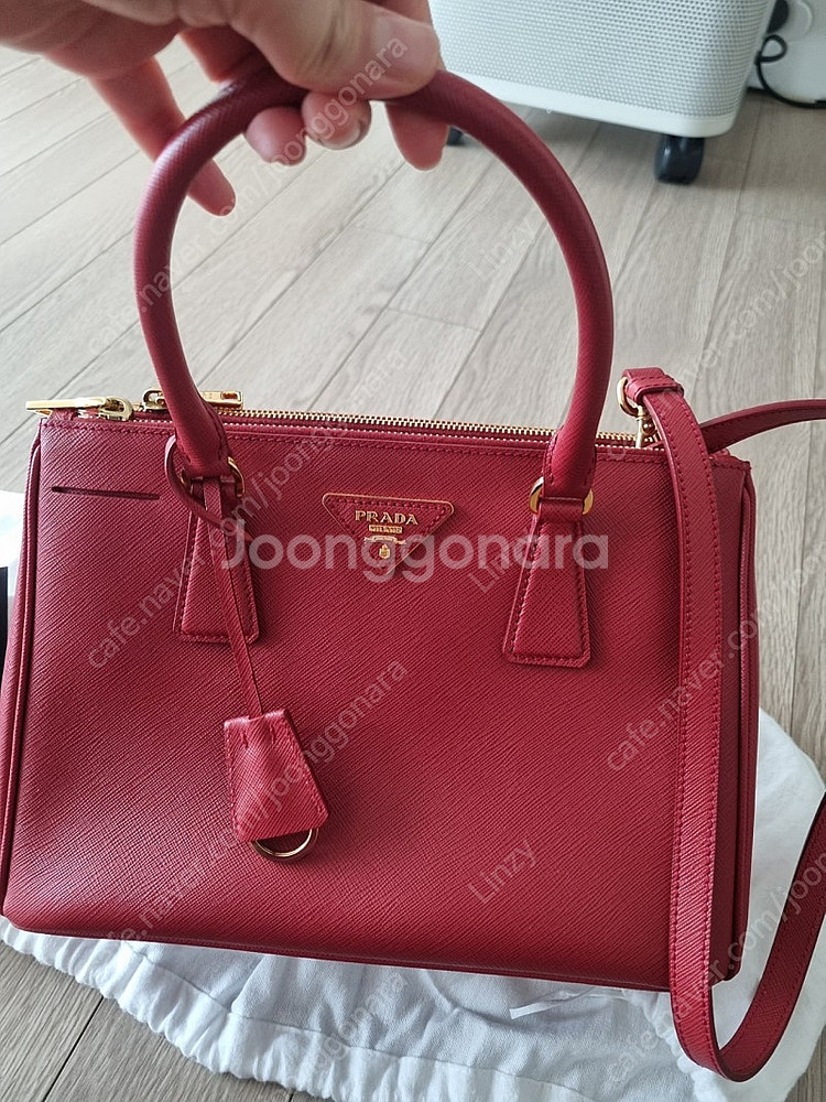 (정품)프라다 사피아노 럭스 레드 판매합니다.--0