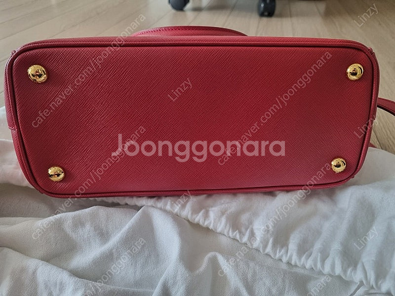 (정품)프라다 사피아노 럭스 레드 판매합니다.--2