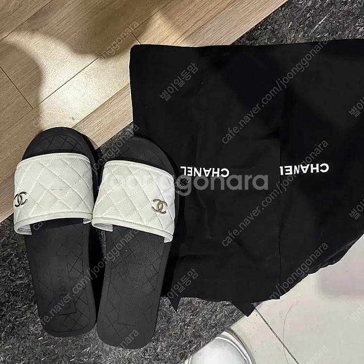 정품 샤넬 22시즌 퀼팅 샴페인 골드 슬리퍼 샌들 여자--0