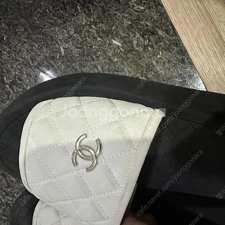 정품 샤넬 22시즌 퀼팅 샴페인 골드 슬리퍼 샌들 여자--2