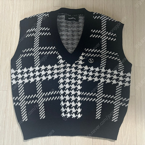 얀13 - MULTI V KNIT VEST_BLACK