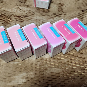 신상 어뮤즈 신상 파우더 립 앤 치크 쿨톤 6종 / 반값택배비 포함 58,000원 (미개봉 새상품)