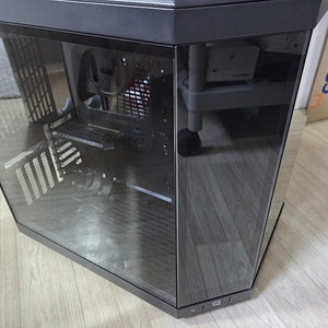 hyte y70 touch 4k 디스플레이 판매합니다.