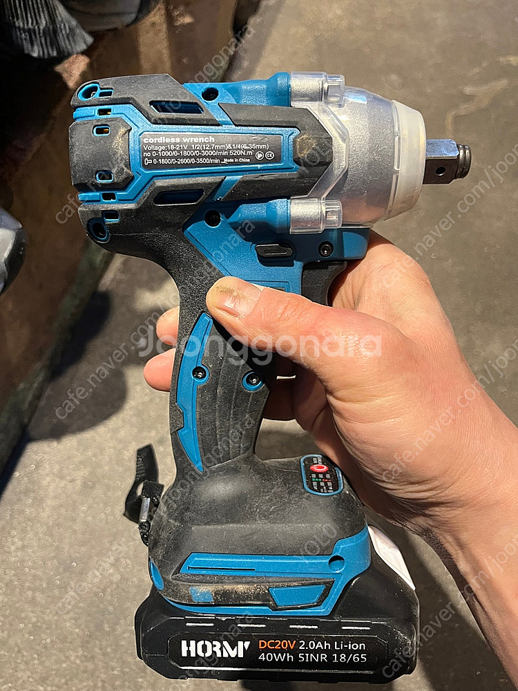 마끼다 호환 임팩렌치 + 배터리 + 충전기 팔아요--0