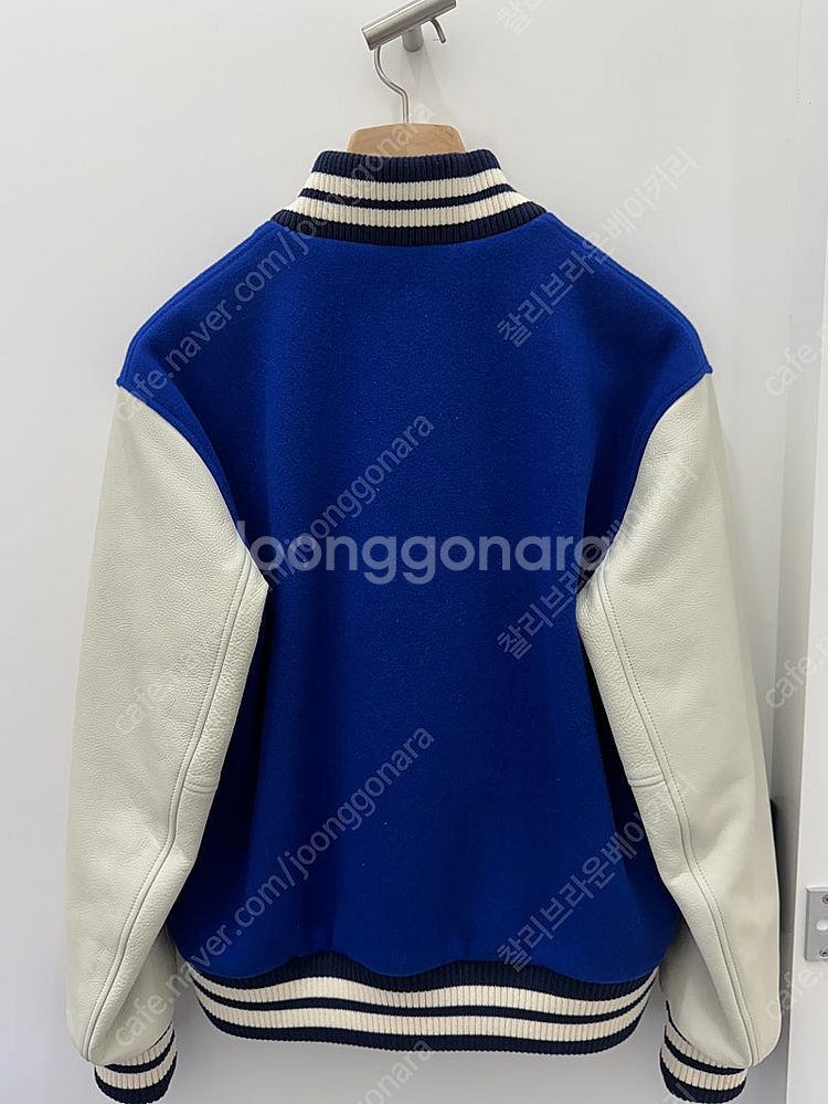 버버리 레더 그래픽 바시티 자켓 오셔닉 블루 80490...--1