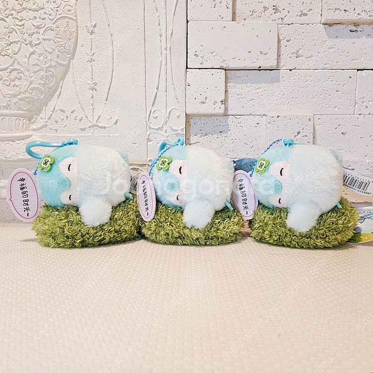 잔디에 누운 네잎클로버 코우펜짱 펭귄 가방고리 볼체인 키링 인형--0