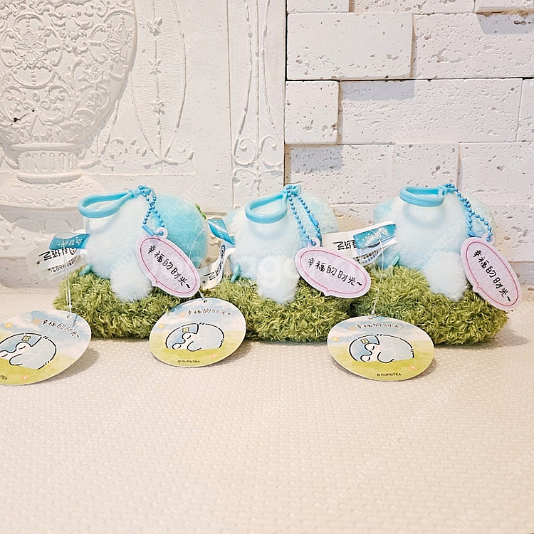 잔디에 누운 네잎클로버 코우펜짱 펭귄 가방고리 볼체인 키링 인형--1