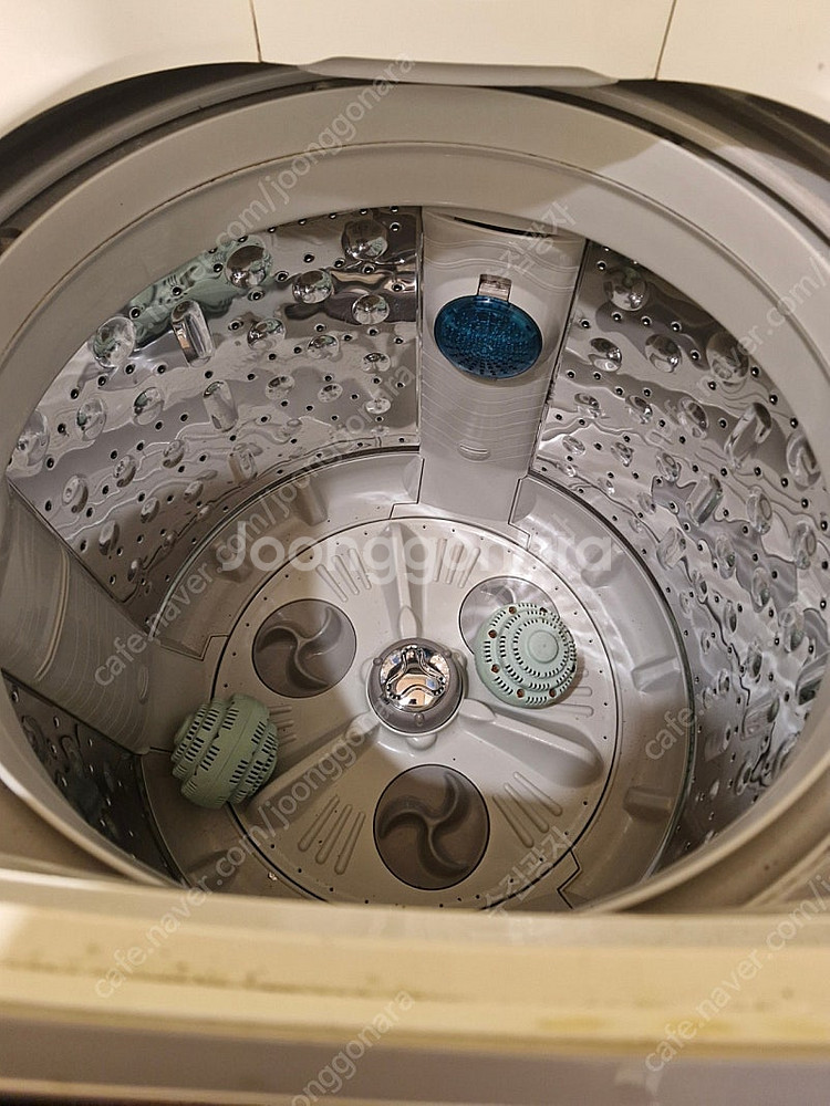 대형 냉장고와 김치 냉장고와 세탁기--1