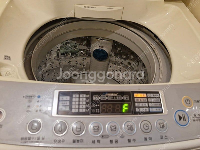 대형 냉장고와 김치 냉장고와 세탁기--2