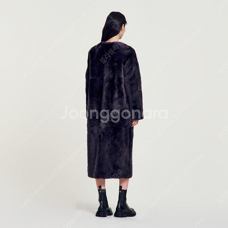 산드로 신상 노카라 퍼 롱 코트 무스탕 379만--2