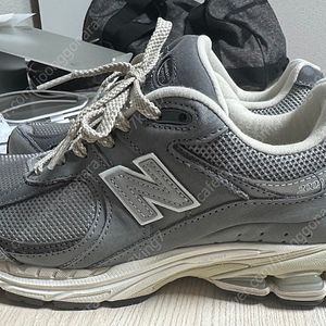 뉴발란스 2002R 팝니다