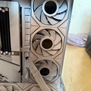 라이젠 9800x3d 화이트 반본체 판매합니다.