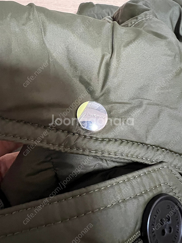 버버리 달머트 패딩 카키 xs--7