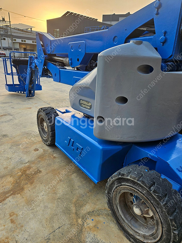 배터리 굴절형 고소작업대 14m JLG E400--3