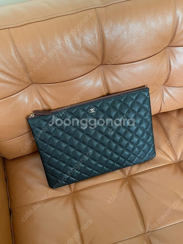샤넬 클래식 클러치 라지 거의 새상품 판매합니다!--4