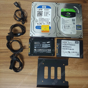 ssd 240gb 250gb hdd 1tb x 2개 / 고정 나사 / 케이블 / 3.5 변환 브라켓