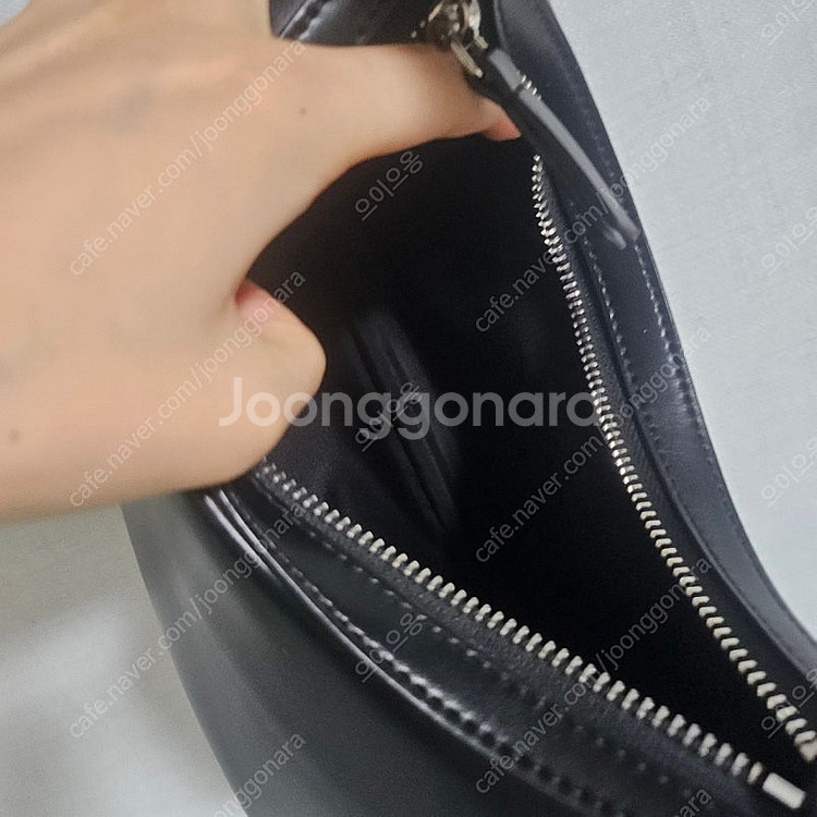 무신사스탠다드 아치 호보백 블랙--6