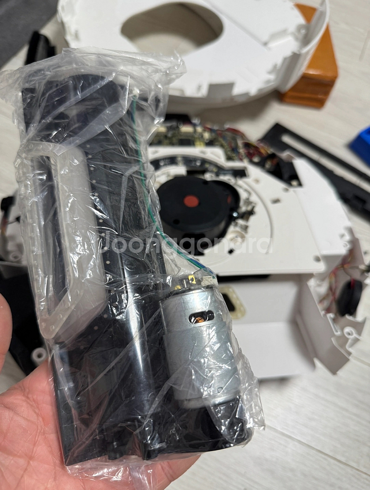 아이닉 i9 로봇청소기 자동먼지비움 스테이션 포함 / 메인브러쉬 모터 및 소모품 브러쉬 전체 교환 완료 / 배터리 ...--2