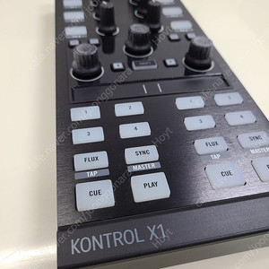 NI TRAKTOR KONTROL X1 MK2 턴테이블
