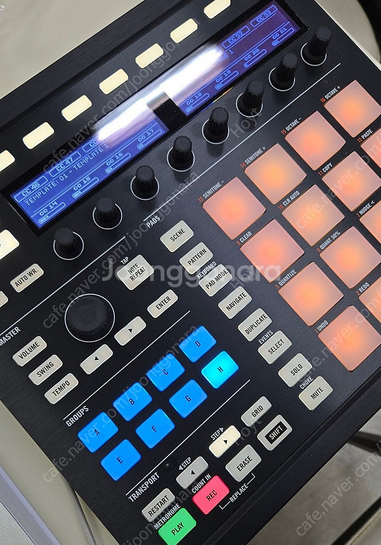 NI Maschine MK2 블랙, 화이트 각 1대--1