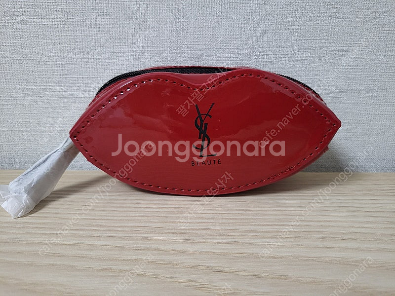 정품) 새상품 입생로랑 레드 입술 파우치 (코스메틱)--0