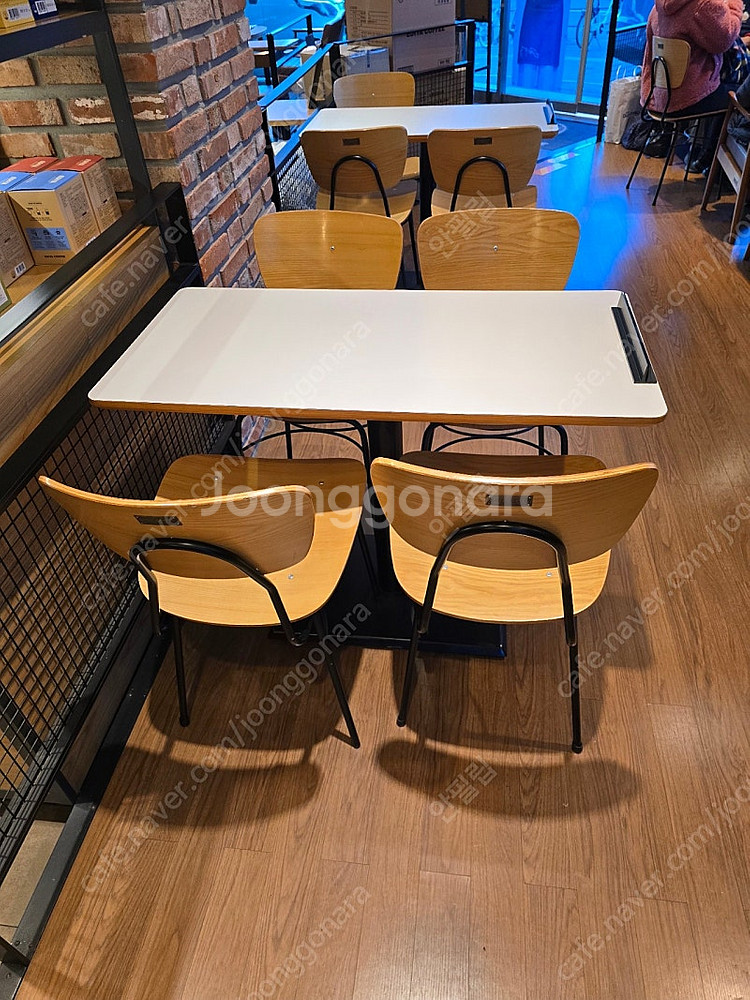 이디야커피 카페 의자 테이블--1