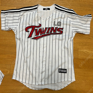 LG 트윈스 홈경기용 유니폼 팝니다.