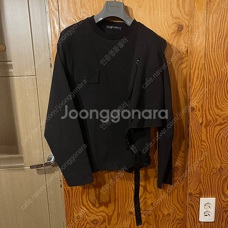 루이비통 19aw 벨티드 니트 맨투맨 판매 합니다.......프라다,톰브라운,지방시,발렌티노--0