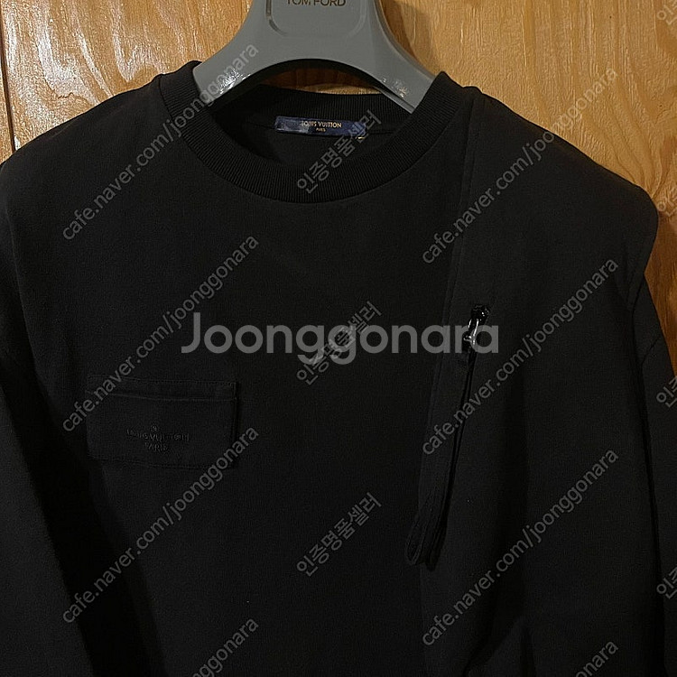 루이비통 19aw 벨티드 니트 맨투맨 판매 합니다.......프라다,톰브라운,지방시,발렌티노--4