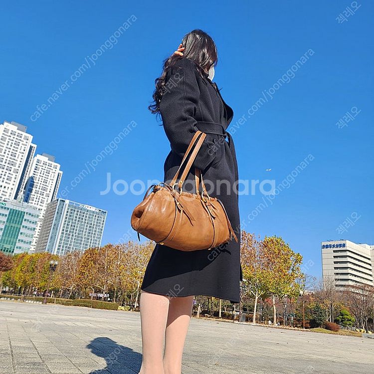 미우미우 쥬아 나파 호보백 코냑 가방 팝니다!--2