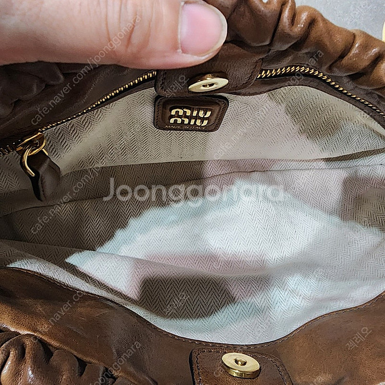 미우미우 쥬아 나파 호보백 코냑 가방 팝니다!--9