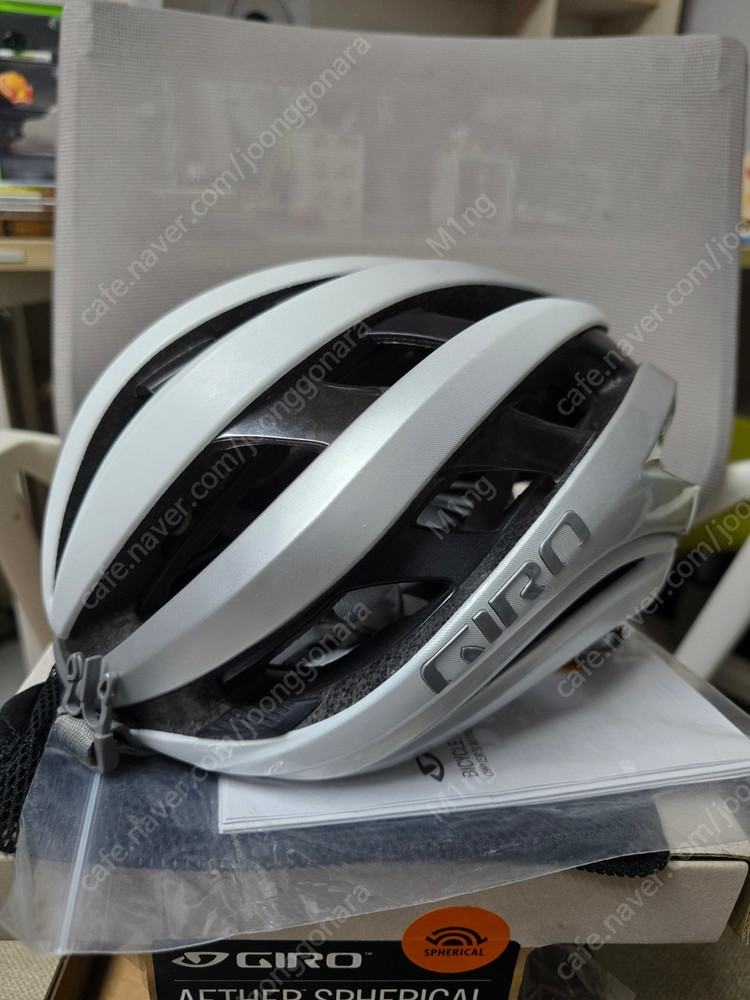 지로 에더 스페리컬 밉스 m사이즈, 흰-실버 색상, 로드 자전거 헬멧 / 에스웍스 아레스 클릿 슈즈 43사이즈 27...--3