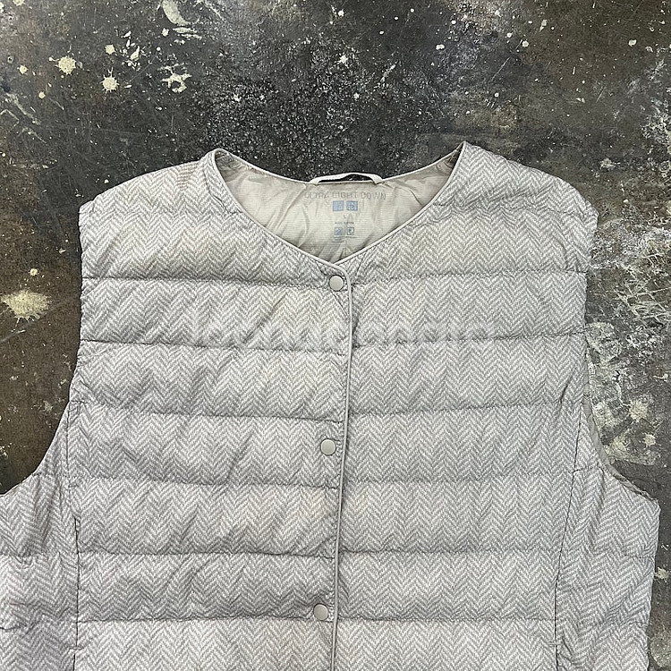 L) 유니클로 헤링본 패턴 울트라 라이트다운 경량 패딩 조끼 베스트 여성--1