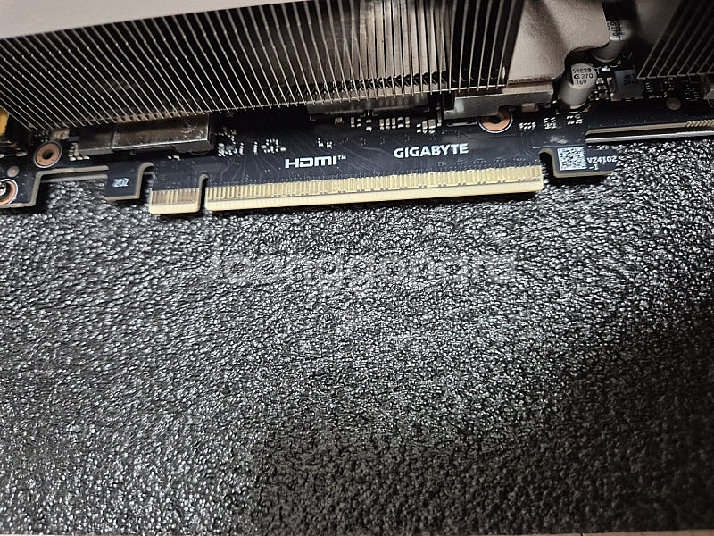 기가바이트 RTX 5070 Ti 화이트 AERO 에어로--2