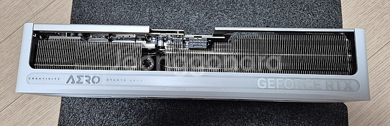 기가바이트 RTX 5070 Ti 화이트 AERO 에어로--4