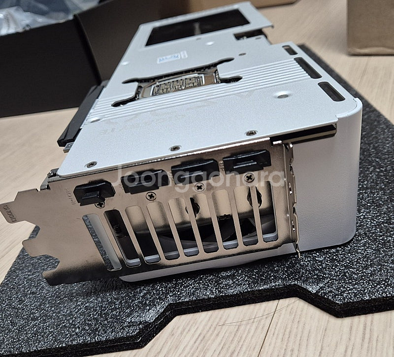 기가바이트 RTX 5070 Ti 화이트 AERO 에어로--7