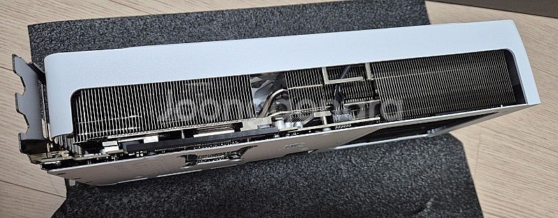 기가바이트 RTX 5070 Ti 화이트 AERO 에어로--8