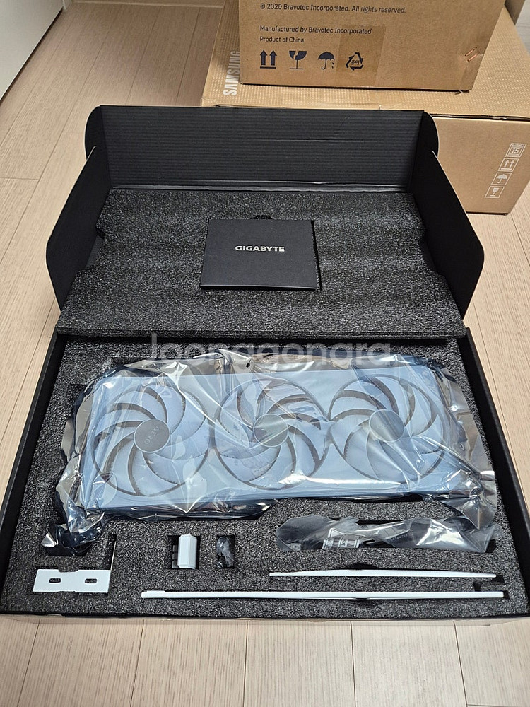 기가바이트 RTX 5070 Ti 화이트 AERO 에어로--9