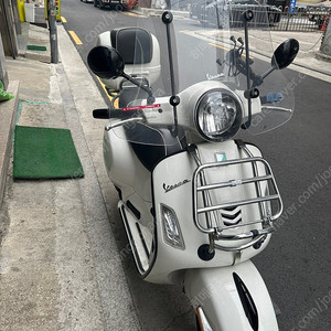 베스파 gts 125 슈퍼 ABS 18년식 흰색 풀옵션 4천키로 운행