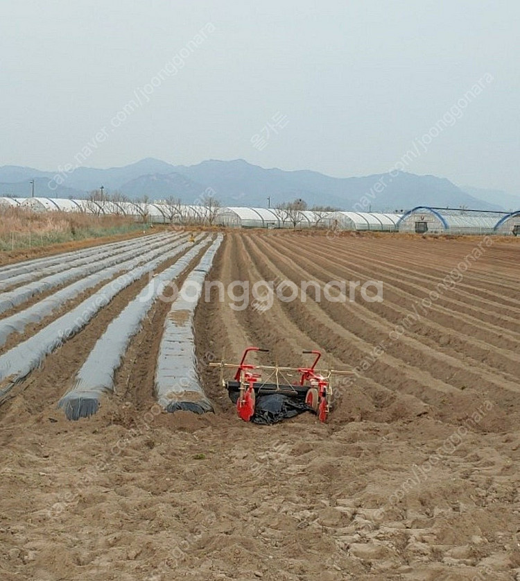 자동으로 흙까지 덮어주는 멀칭기, 비닐피복기 (새 제품...--2